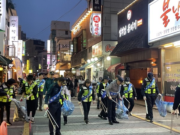 지난 4월 17일 평택역 상업지구 플로깅 합동순찰 [사진=평택경찰서]