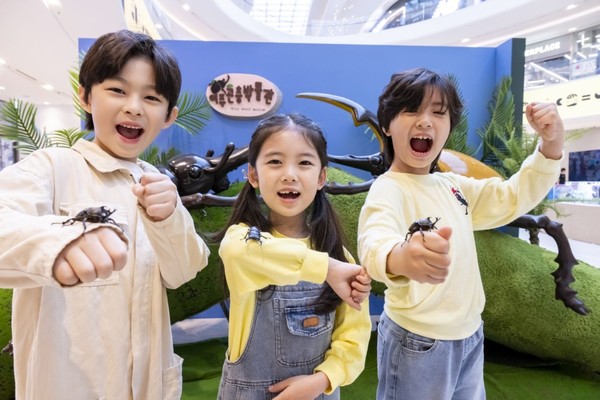 스타필드 고양에서 열린 여주곤충박물관의 팝업스토어 ‘신비한 곤충랜드(5/23~6/8)’에서 어린이 모델들이 곤충과 함께 기념 사진을 촬영하고 있다. [사진=신세계프라퍼티]