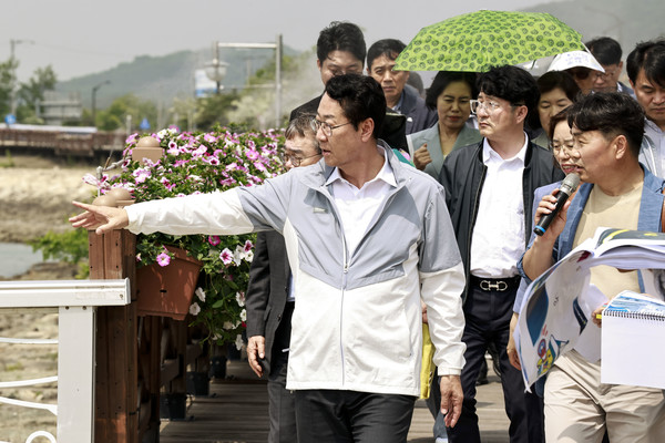 정명근 화성특례시장이 22일 전곡항 일원에서 제15회 뱃놀이축제를 앞두고 막바지 로드체킹을 하고 있다.