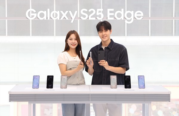 삼성 모델이 ‘갤럭시 S25 엣지’를 소개하고 있다.