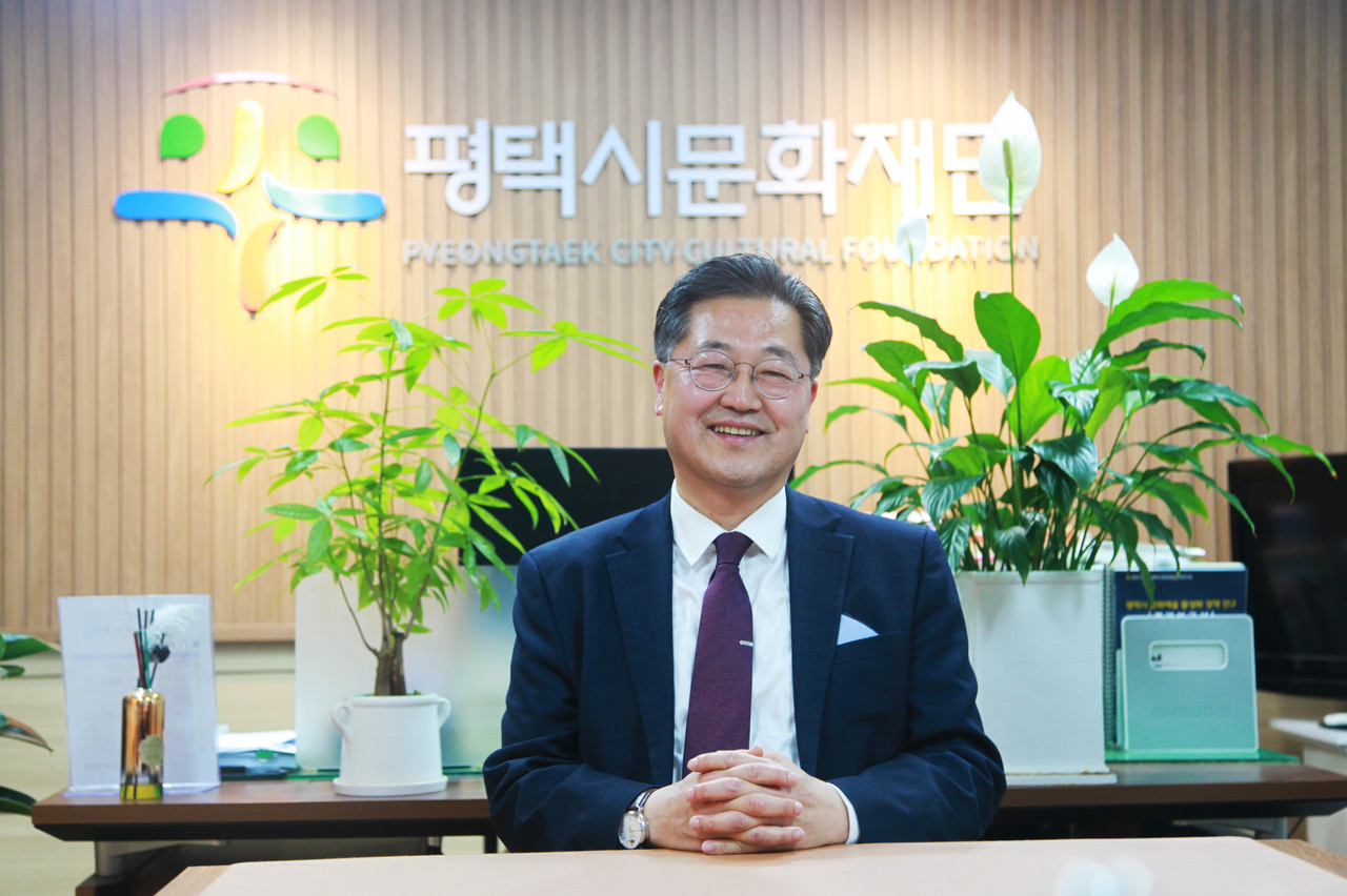 이상균 평택시문화재단 대표이사가 인터뷰에 앞서 포즈를 취했다. [사진=홍승혁 기자]