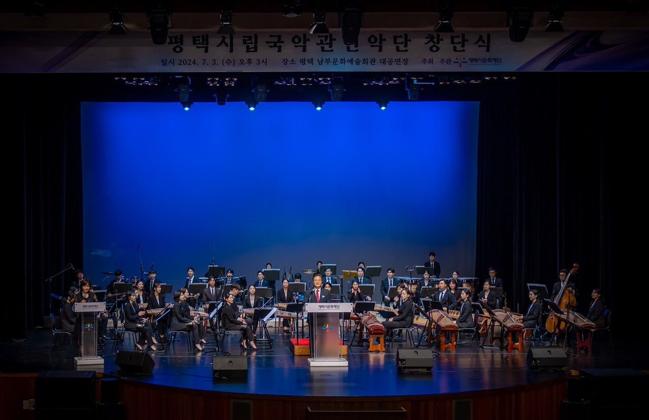 이상균 평택시문화재단 대표이사가 지난해 7월 3일 열린 평택시립국악관현악단 창단식 공연에 앞서 인사말을 하고 있다.