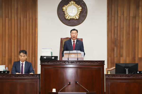 박두형 여주시의회 의장(가운데)이 개회사를 하고 있다.