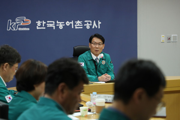 김인중 한국농어촌공사 사장이 22일 여름철 농경지 침수 방지 및 시설관리 대책 관련 회의에서 철저한 대비태세를 갖출 것을 주문하고 있다.