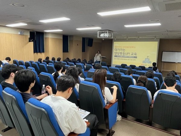 학생 대상 공연 현장 사진 및 교직원 교육 현장