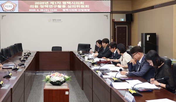 (사진) 의원 정책연구 활동 심의하는 심의위원들