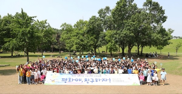 ▲ 제7회 ‘평화사랑 그림그리기 국제대회’ 예선이 1일 수원 제1야외음악당에서 개최됐다. /IWPG 수원지부 제공