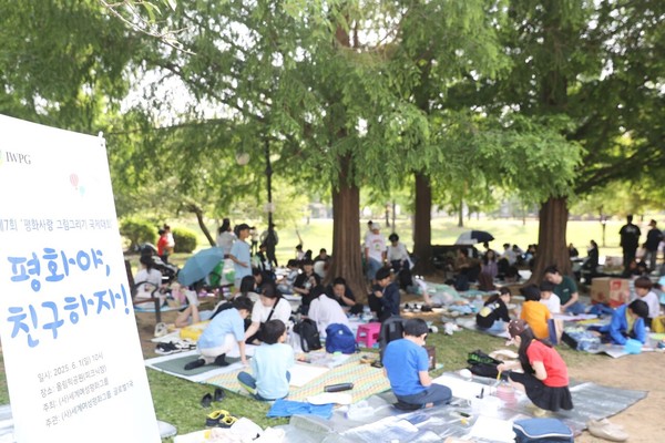 대회에 참가한 어린이들이 평화를 주제로 그림을 그리고 있다. /IWPG 수원지부 제공