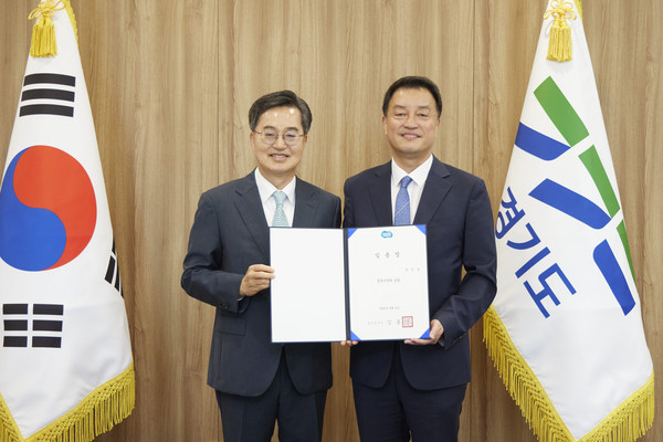 4일 김동연 경기도지사(왼쪽)가 윤준호 정무수석(오른쪽)에게 임명장을 수여하고 있다.
