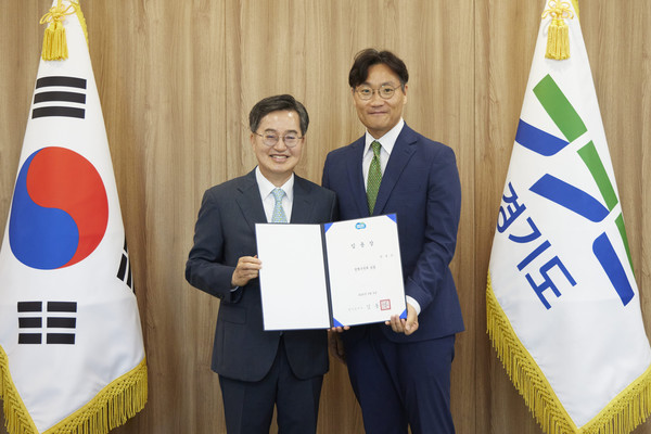 4일 김동연 경기도지사(왼쪽)가 안정곤 정책수석(오른쪽)에게 임명장을 수여하고 있다.