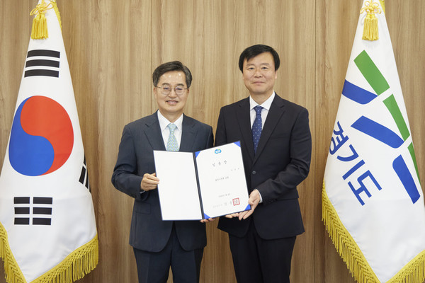 4일 김동연 경기도지사(왼쪽)가 박용진 협치수석(오른쪽)에게 임명장을 수여하고 있다.