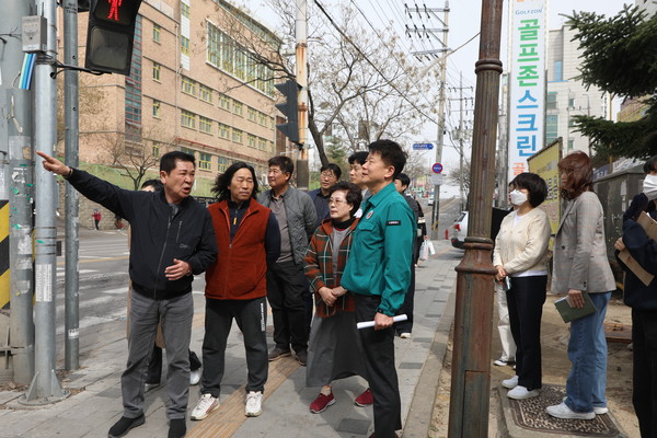 유재광 수원시의원(국민의힘, 율천·서둔·구운·입북)이 수원시 권선구 탑동 소재 현대탑월드아파트 진입도로를 찾아 현장 점검을 하고있다. [사진=수원특례시의회]
