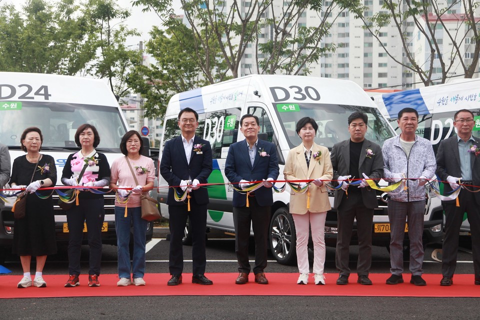 17일 오전 10시 수원 권선구 당수체육공원에서 열린 ‘똑버스 개통식’에서 이재준 수원시장(가운데), 민경선 경기교통공사 사장(오른쪽 여섯번째), 백혜련 국회의원(오른쪽 네번째), 이대선 수원특례시의회 환경안전부위원장(오른쪽 세번째), 유재광 수원시의원(오른쪽 두번째)을 비롯한 관계자들이 테이프 커팅식을 진행하고 있다. [사진=홍승혁 기자]