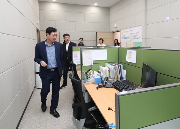 정명근 화성특례시장이 자살예방 핫라인센터를 방문해 상담환경을 점검하고 있다.