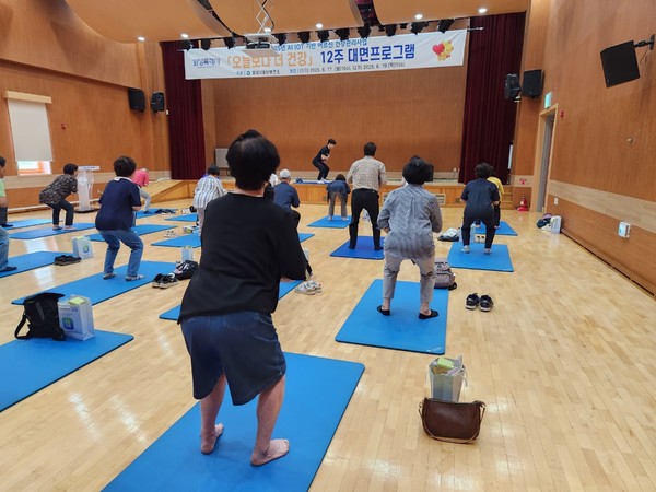 화성특례시가 추진 중인 ‘AI·IoT 기반 어르신 건강관리 프로그램’에 참여한 어르신들이 전문 강사의 지도 아래 생활체조를 하고있다
