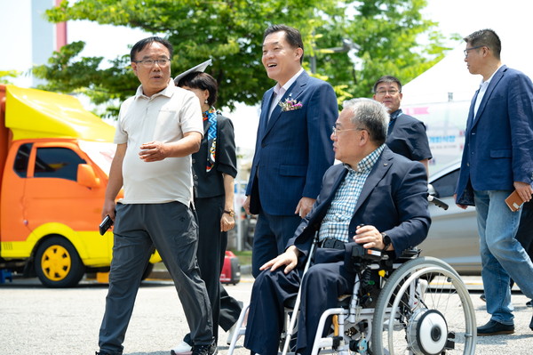 이재준 수원특례시장(가운데)이 행사 참석자와 이야기를 나누고 있다.
