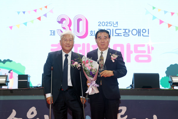 이재식 수원특례시의장이 감사패를 전달받은 뒤 기념촬영하고 있다. [사진=수원시의회]