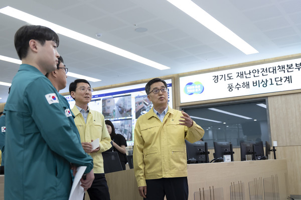 김동연 경기도지사가 20일 오후 경기도 재난안전대책본부를 찾아 호우 피해상황과 대응상황을 살피고 있다. [사진=경기도]