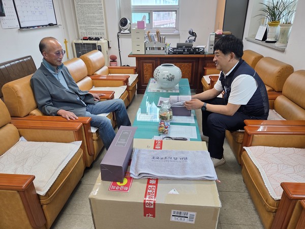 한전MCS(주) 여주지점은 지난 6월 26일 대한민국상이군경회 경기지부 여주지회에 30만원 상당의 호국보훈의 달 기념품을 전달했다. (왼쪽은 김기수 대한민국상이군경회 경기지부 여주지회장)