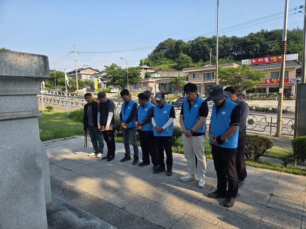 한전MCS(주) 여주지점과 대한민국상이군경회 경기지부 여주지회 관계자들이 여주시 천송동 월남참전 국가유공자 기념탑에서 참배하고 있다.