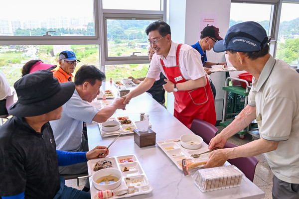 전진선 양평군수는 지난 1일 민선 8기 3주년을 맞아 노인복지관 배식봉사활동을 진행했다.