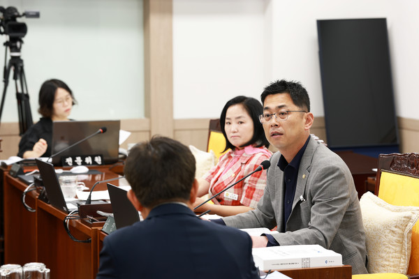 송진욱 양평군의회 의원(오른쪽)이 지난 6월 열린 제309회 제1차 정례회에서 발언하고 있는 모습.