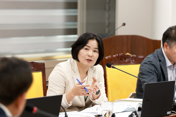 윤순옥 양평군의회 의원(가운데)이 질의를 하고 있다.