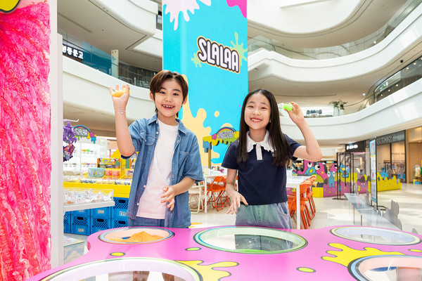 스타필드 안성에서 진행 중인 ‘슬림픽’ 팝업스토어(7/3~7/16)에서 어린이 모델들이 슬라임을 들고 즐겁게 사진 촬영하는 모습.
