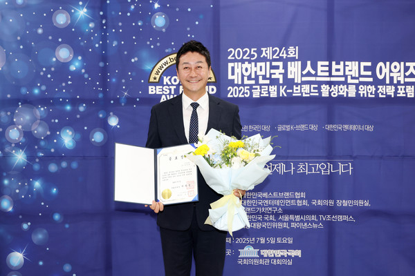 김진경 경기도의회 의장(더민주, 시흥3)은 5일 ‘2025 제24회 베스트브랜드 어워즈’에서 국회부의장 특별상인 공로장을 수상했다. [사진=경기도의회]