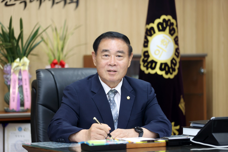 이재식 수원특례시의장이 인터뷰에 앞서 포즈를 취했다.