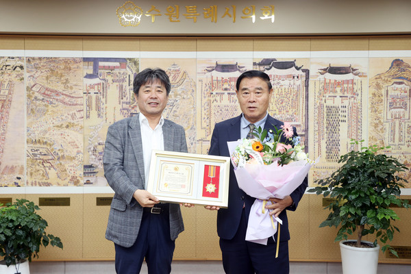 이재식 수원시의장(오른쪽)은 4일 열린 2025 대한민국 환경공헌대상 시상식에서 시의정활동우수상을 받았다.