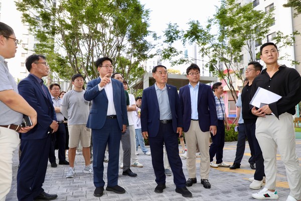 지난 7월 3일 이재식 수원시의장(가운데)과 염태영 국회의원(가운데 왼쪽)은 영통푸르지오 아파트 현장방문 및 아파트 입주민 간담회를 진행했다.