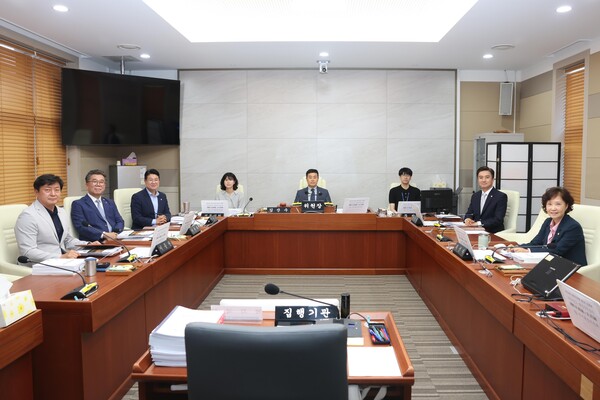 사진1) 평택시의회 복지환경위원회 위원들