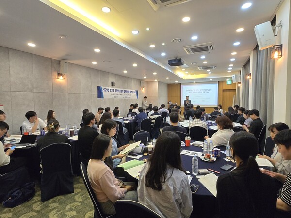 경기FTA통상진흥센터는 17~18일 경기도 내 27개 경제유관기관과 함께 ‘FTA활용 제고 및 수출(통상) 사업 협력 워크숍’을 열고, 약 60여명의 실무담당자들이 참여한 가운데 미국 관세통상 이슈에 대한 지원대책 및 협력방안을 논의했다. [사진=경기FTA센터]