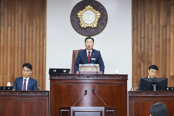 박두형 여주시의회 의장(가운데)이 폐회사를 하고 있다.