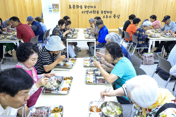 화성시정조효노인복지관 경로식당 배식봉사 모습 [사진=화성시]