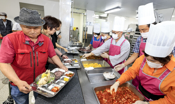 화성시정조효노인복지관 경로식당 배식봉사 모습 [사진=화성시]