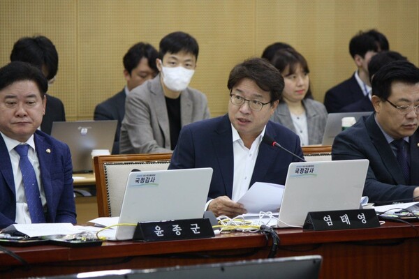 염태영 국회의원(가운데)