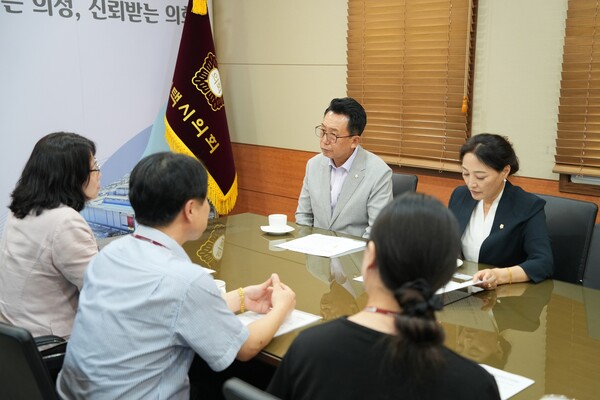 사진1) 강정구 평택시의회 의장, 김미선 국민건강보험공단 평택지사장 접견