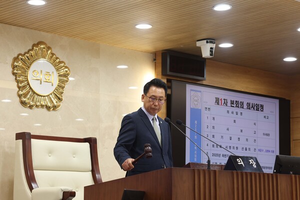 사진1) 제257회 임시회 제1차 본회의에서 의사봉 타봉하는 강정구 의장