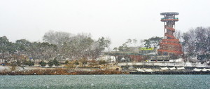 눈이 내리고 있는 광교호수공원 프라이부르크 전망대.[사진=수원특례시]