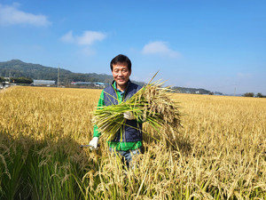 고광만 현대환경 주식회사 회장이 직접 재배한 쌀을 어려운 이웃에게 전달하는 등 나눔을 실천하고 있다.