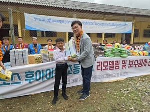 방인혁 수원공고 총동문회장이 학교 기증 물품을 전달하고 있다.     