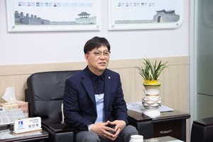 방인혁 수원공업고등학교 총동문회장이 인터뷰에 앞서 포즈를 취했다.