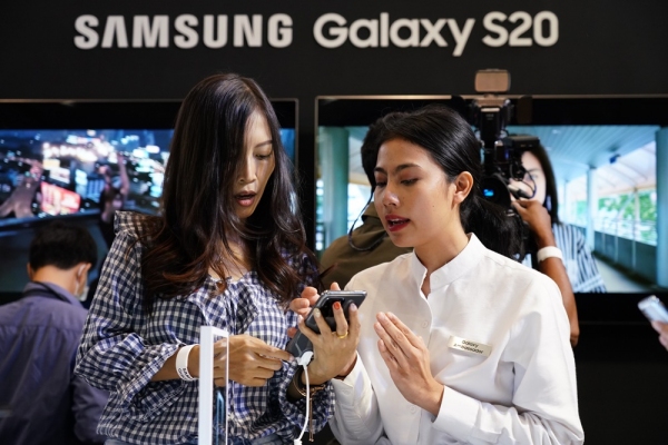 지난 2월 12일(현지시간) 태국 방콕에 위치한 센트럴월드 쇼핑몰에서 진행된 ‘갤럭시 S20’ 런칭 행사에서 제품을 체험하고 있는 모습. /삼성전자 제공