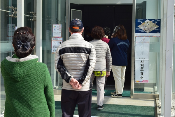 수원시청 별관 사전투표소에 유권자들이 줄을 서있다. /최혜린 기자