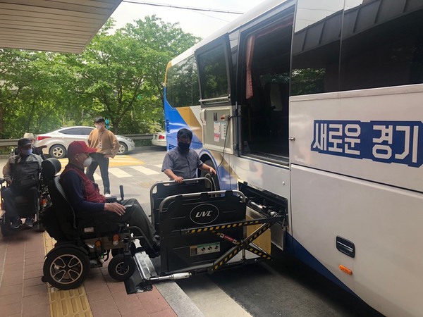 휠체어 탑재가 가능한 경기여행누림버스. 경기도는 관광약자도 모두 편안하게 여행할 수 있는 ‘무장애관광 환경’을 조성하기로 했다. [사진=경기도]
