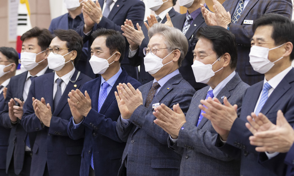 19일 오전 경기도청 신관 제1회의실에서 이재명 경기도지사, 안민석 국회의원, 김민기 국회의원, 이규민 국회의원, 백군기 용인시장, 정장선 평택시장, 한대희 군포시장, 김상돈 의왕시장, 박학규 삼성전사 사장, 김동섭 sk하이닉스 사장, 정대화 LG전자 부사장, 오두호 경기남부하천유역 네트워크 대표 등 관계자들이 참석한 가운데 경기남부 맑은 하천만들기 민·관 협력 공동선언식이 열리고있다.