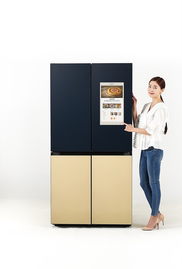 삼성전자 모델이 수원 삼성 디지털시티에서 신제품 ‘비스포크 냉장고 패밀리허브’를 소개하고 있다. [사진=삼성전자]