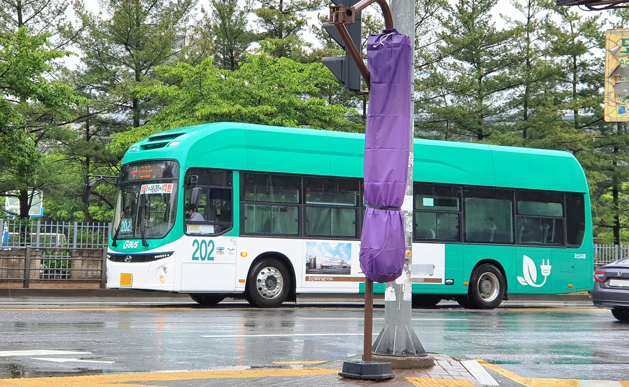 경기도 수원 아주대학교 앞 도로에 전기버스가 정차 중이다. [사진=홍승혁 기자]